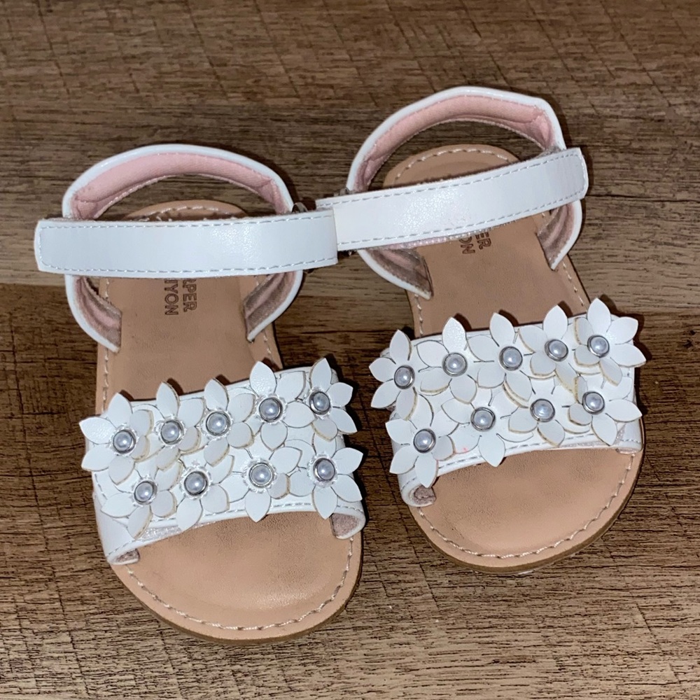 Toddler girl white sandal• 5c